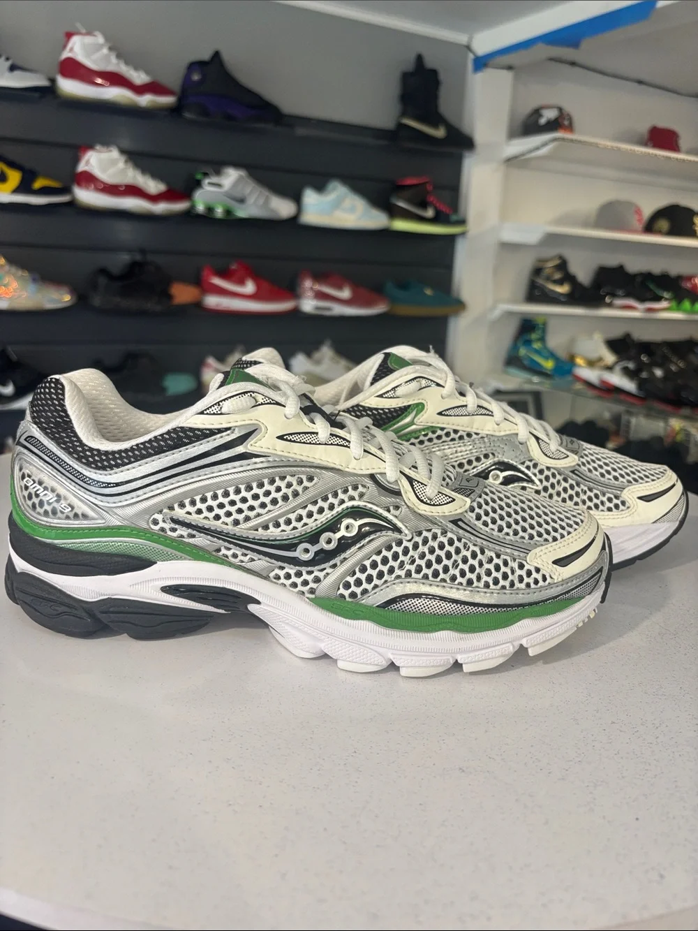 Saucony ProGrid Omni 9 in Silver/Green Mens Size 9